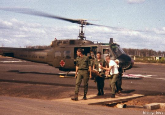 USA Vietnam-Krieg / Vietnam War - 24th Evacuation Hospital Long Binh - US ARMY / United States Army  Bell UH-1D