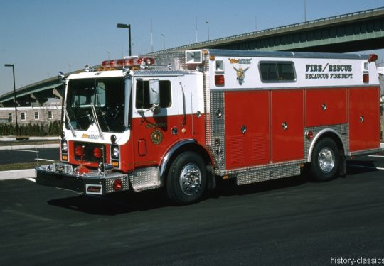 USA US-Fire Truck MACK MC Model Saulsbury