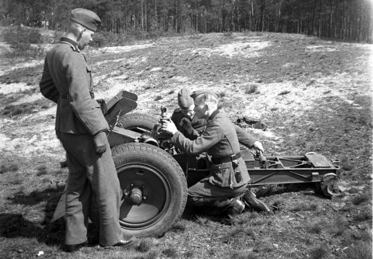 Leichtes Infanteriegeschütz 18 7,5 cm Wehrmacht Heer Ausbildung mit Leichtes Infanteriegeschütz 18 7,5 cm - German Army Training / Military School & Infantry gun 18 7,5 cm