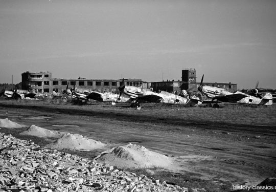 Wehrmacht Luftwaffe - Bombadierte Flugplatzanlagen