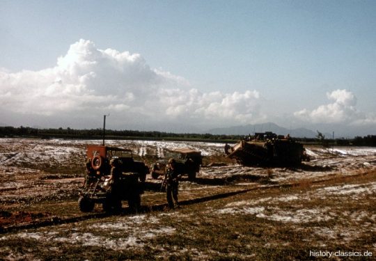 USMC United States Marine Corps Geländewagen / Jeep Willys-Overland M38 & Mule M274 & LVTE1 Landing Vehicle Tracked Engineer - Vietnam-Krieg / Vietnam War 