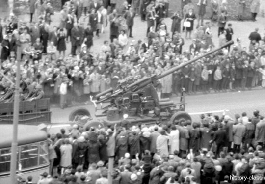 Nationale Volksarmee NVA Zugschlepper AT-S mit 100 mm Flugabwehrkanone KS-19 M - Militärparade Ost-Berlin 1965 Frankfurter Tor / Military parade East-Berlin 1965