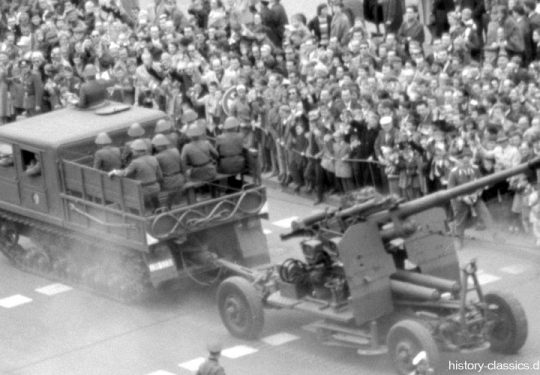 Militärparade Berlin 1965 Frankfurter Tor - Nationale Volksarmee NVA 100 mm Flugabwehrkanone KS-19 M2 mit Zugschlepper AT-S