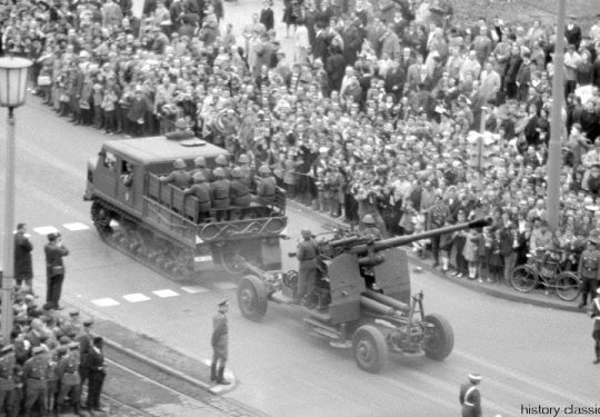 Nationale Volksarmee NVA 100 mm Flugabwehrkanone KS-19 M2 mit Zugschlepper AT-S - Militärparade Ost-Berlin 1965 Frankfurter Tor / Military parade East-Berlin 1965