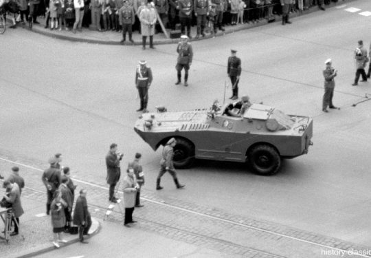 Militärparade Berlin 1965 Frankfurter Tor - Nationale Volksarmee NVA Aufklärungs- und Spähpanzerwagen BRDM-1