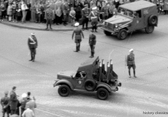 Militärparade Berlin 1965 Frankfurter Tor - Nationale Volksarmee NVA GAS-69 Startfahrzeug 2P26 mit Panzerabwehrlenkwaffe 2K15 Schmel / AT-1 Snapper & Geländewagen IFA P3