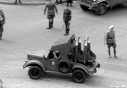 Militärparade Berlin 1965 Frankfurter Tor - Nationale Volksarmee NVA GAS-69 Startfahrzeug 2P26 mit Panzerabwehrlenkwaffe 2K15 Schmel / AT-1 Snapper