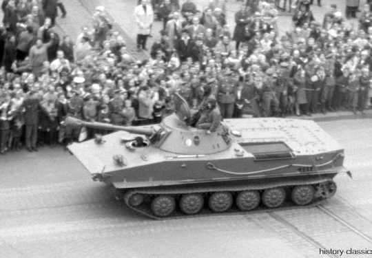 Nationale Volksarmee NVA leichter Schwimmpanzer PT-76 - Militärparade Ost-Berlin 1965 Frankfurter Tor / Military parade East-Berlin 1965