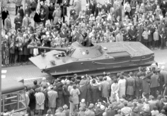 Nationale Volksarmee NVA leichter Schwimmpanzer PT-76 - Militärparade Ost-Berlin 1965 Frankfurter Tor / Military parade East-Berlin 1965