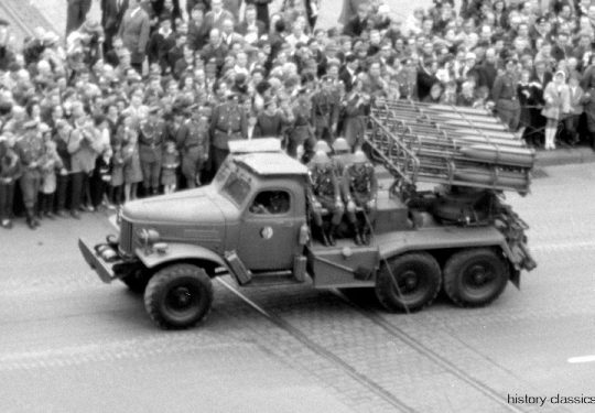 Nationale Volksarmee NVA Mehrfachraketenwerfer BM-24 / 8U31 auf LKW ZIL-157 / ZIS-157 - Militärparade Ost-Berlin 1965 Frankfurter Tor / Military parade East-Berlin 1965