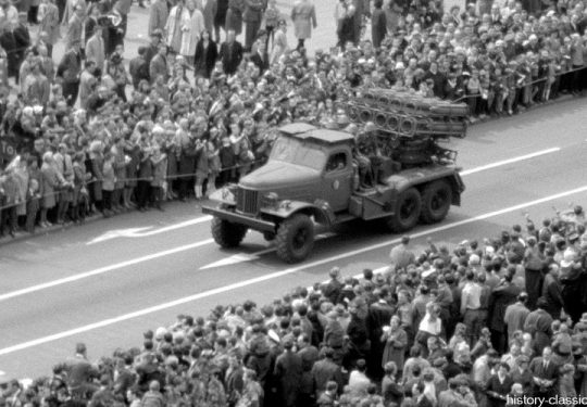 Nationale Volksarmee NVA LKW ZIL-157 / ZIS-157 mit Mehrfachraketenwerfer BM-24 / 8U31 - Militärparade Ost-Berlin 1965 Frankfurter Tor / Military parade East-Berlin 1965