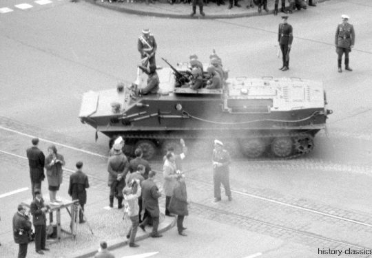 Militärparade Berlin 1965 Frankfurter Tor - Nationale Volksarmee NVA Schützenpanzerwagen BTR-50PK / SPW-50PK