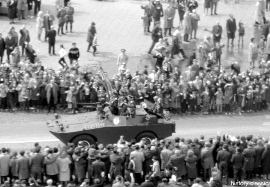 Militärparade Berlin 1965 Frankfurter Tor - Sowjetarmee BRDM-1 / BTR-40P
