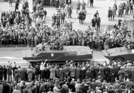 Militärparade Berlin 1965 Frankfurter Tor - Sowjetarmee Schützenpanzerwagen BTR-50PK / SPW-50PK & BRDM-1 / BTR-40P