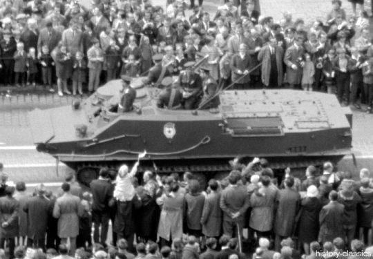 Sowjetarmee Schützenpanzerwagen BTR-50PK / SPW-50PK - Militärparade Ost-Berlin 1965 Frankfurter Tor / Military parade East-Berlin 1965