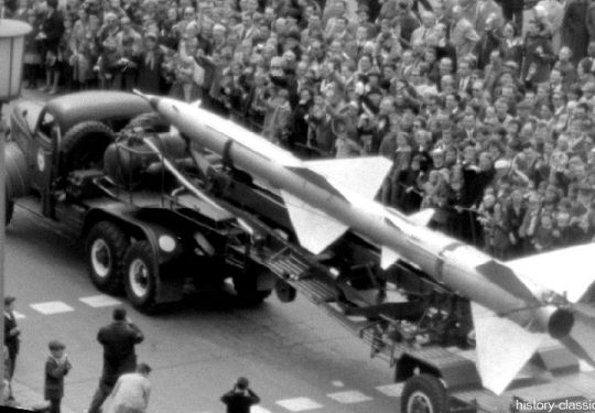 Militärparade Berlin 1965 Frankfurter Tor - Sowjetarmee Flugabwehrrakete / Surface to Air Missile (SAM) S-75 Dwina / SA-2 Guideline